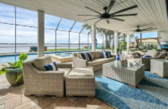 Luxurious lakefront/pool home near theme parks in Florida Hotels in Auburndale