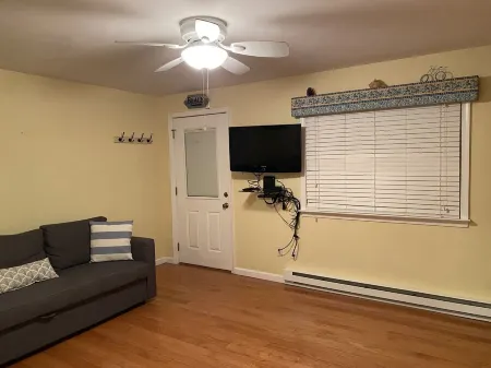 200 steps to the beach - walk everywhere downtown! Private location. Отели рядом с достопримечательностью «Рехобот-Бич»