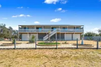 Escape to Paradise - Beach views 5bedrooms, 2 Kitchens, 2 Living, 2 Bathrooms