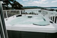 THE BILLOWS - BINALONG BAY.  Hamptons style escape overlooking the Bay of Fires.