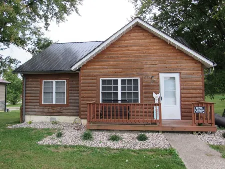 Lake house. Less than 3 miles from beautiful Lake Cumberland. Отели в г. Джеймстаун