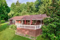 Charming Cozy Cabin by the Smoky Mtns. Game Room, Fireplace, Sunroom, Fire Pit Hôtels à proximité de : Smoky Mountain Ziplines