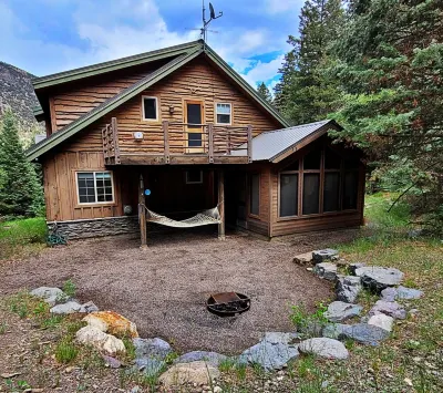 Private Cabin on Beautiful River! Enjoy the popular Paiute ATV Trail.