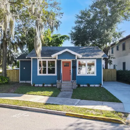 Little Palm Bungalow close to downtown and the beach