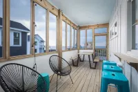 4BR 3BA Waterfront Slice of Heaven! Luxury, hot tub, sunsets, fishing.