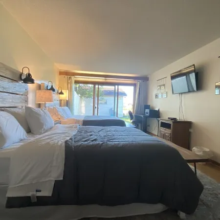 Agate Bay Cottage 2 Bed 2 Bath. Watch the ore boats in comfort.