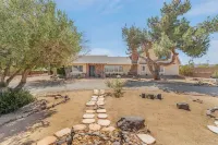 Desert-Chic Abode with Sauna and Heatlamps, Minutes to Joshua Tree and Pappy's