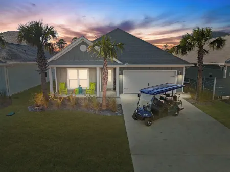 2 Pools, Easy Walk to Beach & Shops, Golf Cart, Pet Friendly