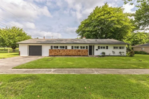 Adorable bungalow fully furnished - month to month rental.