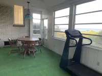 Lake views and Sunsets for Days - gimnasio