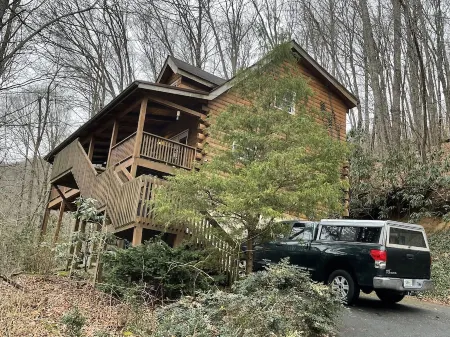 Romantic,Cozy Log Cabin, Hot Tub, WiFi, pool table