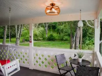 The Biketrail Bungalow-easily accessible and convenient to everything Hotels in Townsend
