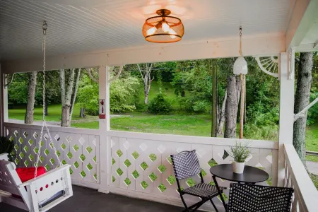 The Biketrail Bungalow-easily accessible and convenient to everything Отели в г. Таунсенд