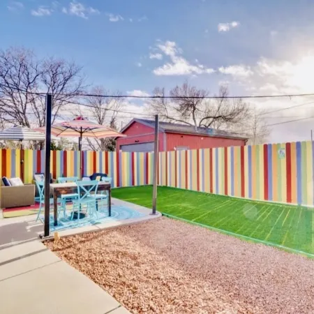 Vibrant  Pet and Family friendly fully fenced yard great location