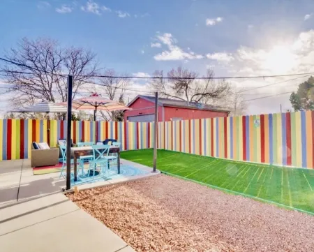 Vibrant  Pet and Family friendly fully fenced yard great location