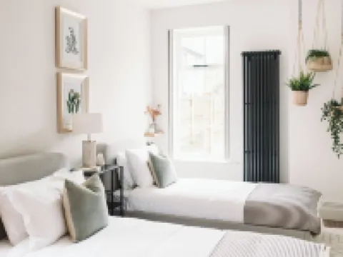 Beautiful, stylish ground floor Georgian apartment 클리데로 호텔