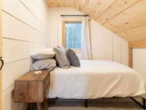 Newly built Vermont secluded cabin retreat with AC and brand new Hot Tub!!! 倫敦德里酒店