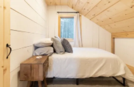 Newly built Vermont secluded cabin retreat with AC and brand new Hot Tub!!!