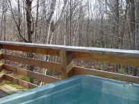 Cozy Retreat, Hot tub, Wireless,Close to Kezar Lake, abuts White Mountains Hotels in Stoneham