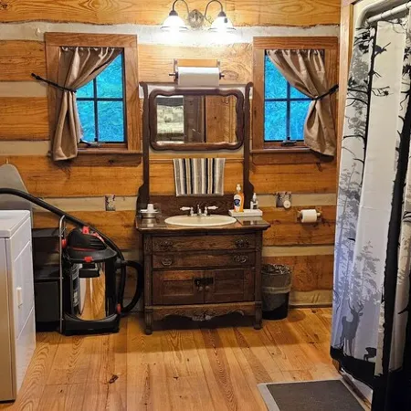 THE WOODLANDS - VERY QUIET SECLUDED CABIN