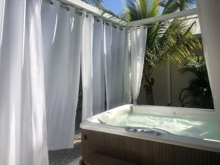 Tiki Penthouse overlooking tropical garden! Relax without the Boca Grande prices
