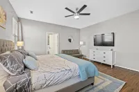 Golden Retreat: Central Bliss for Family & Friends Fun