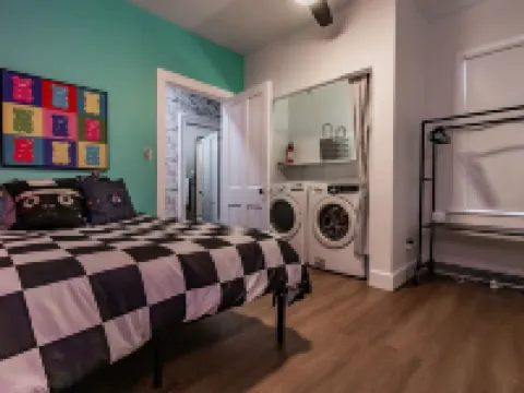 Something to talk about in Haynie's Corner! Walk anywhere, sleeps 6! 埃文斯維爾酒店