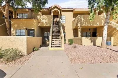 ~The Hidden Gem~ King Bed and Hot Tub! Hotels near Chandler Gilbert Community College - Pecos Campus