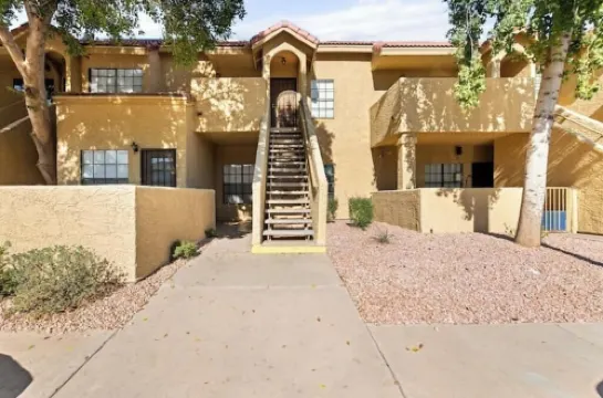 ~The Hidden Gem~ King Bed and Hot Tub!