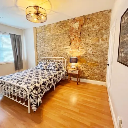 #SuiteDreamsLawrence - Historic Downtown Loft - sleeps up to 6!