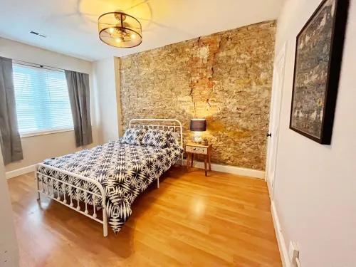 #SuiteDreamsLawrence - Historic Downtown Loft - sleeps up to 6!