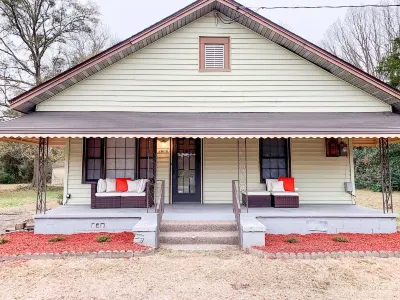 Peaceful & Family Friendly 3BR w/ Large Backyard Phone Fixated附近的飯店