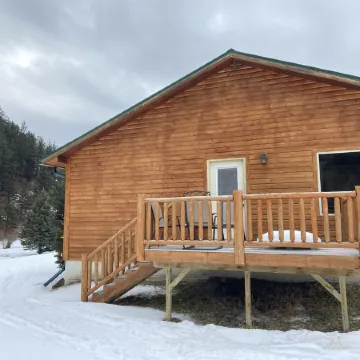 Creekside Cabin With Mountain Views