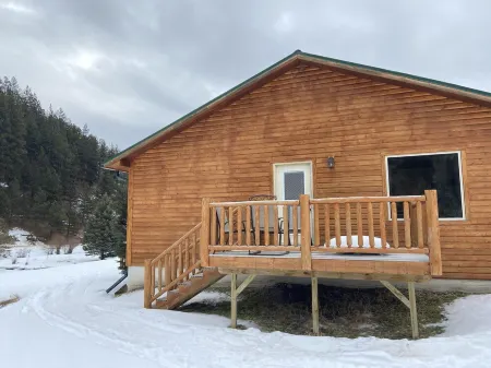 Creekside Cabin With Mountain Views