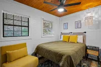 Central! Hot tub! Cozy Cabin Between Gatlinburg & Pigeon Forge!