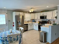 Avalon 3Br Bayside Retreat: Sleeps 7, Large Porch, Outdoor Shower & Grill