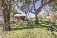 Texas Cabin with Cowboy Pool and Fire Pit. Located in Bryan TX. Hotel dekat Lake Bryan Park