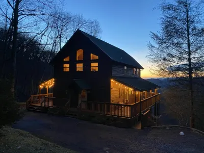 Private cabin with views, hot tub, 8 min from The Great Smoky Mountains Nat Park Autrey's Antiques & Ideas附近的飯店