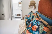 WALK to restaurants, lighthouse and shops! Charming  cottage, cozy & bright!