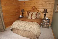 Mountain Retreat with Amazing Hot Tub and Outdoor Patio Area!