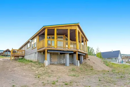 Dreamy retreat with golf course & lake views, near beach & boat launch amenities