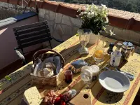 Holiday house with sea view and sun terrace, 4 km to beach Hoteles en Cipressa