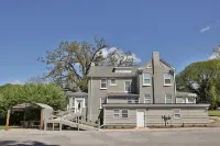 The Grand Colonial Manor on East 11th - 3 Kings!