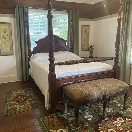 Walk to beach, casinos from grand historic home & pet friendly fenced yard