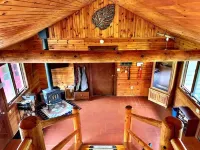 Rustic Charm: Pewaukee Lake Cabin, Sauna & Hot Tub