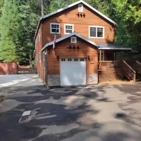 Private Lake • Hot Tub • BBQ • AC • Gen • Modern Comforts!