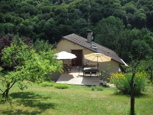 Cottage on the edge of the Doubs River and bikeway Euro 6 'imperfect house' Hotels in Doubs