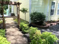 Newly remodeled, Hot Tub, 70n inch tv Private Entrance, Convenient location