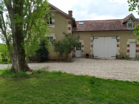 GITE on a 2-hectare estate with tennis court and private pool Отели в г. Эндр