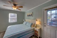 Tucker’s Treehouse - pup friendly with fully fenced yard! Hotels near Monkey Business